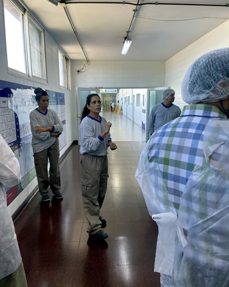 Recorrido con equipo de protección por una planta de consumo masivo