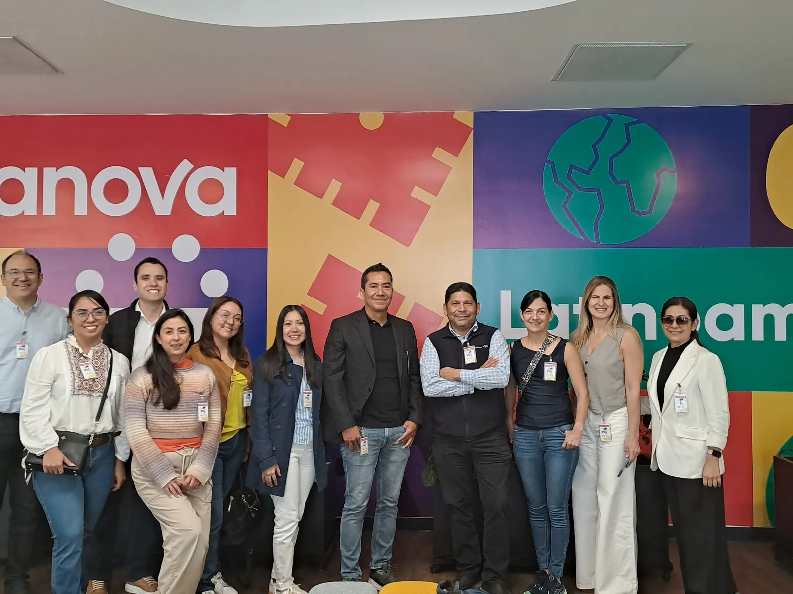 Los asistentes de la Cumbre de Querétaro durante la visita a las oficinas de Kellanova Latinoamérica.